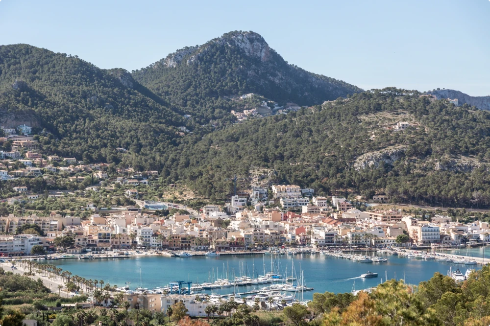Vista panorámica del exclusivo puerto de Port d'Andratx y las villas situadas en la ladera.
